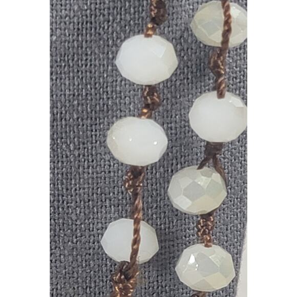 White Iridescent Beads Hand Strung 17.5" Necklace Beautiful Lighweight - Picture 2 of 4